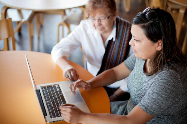 A student of VIU's First Nations/Aboriginal Housing Manager program providing advice to an elderly woman