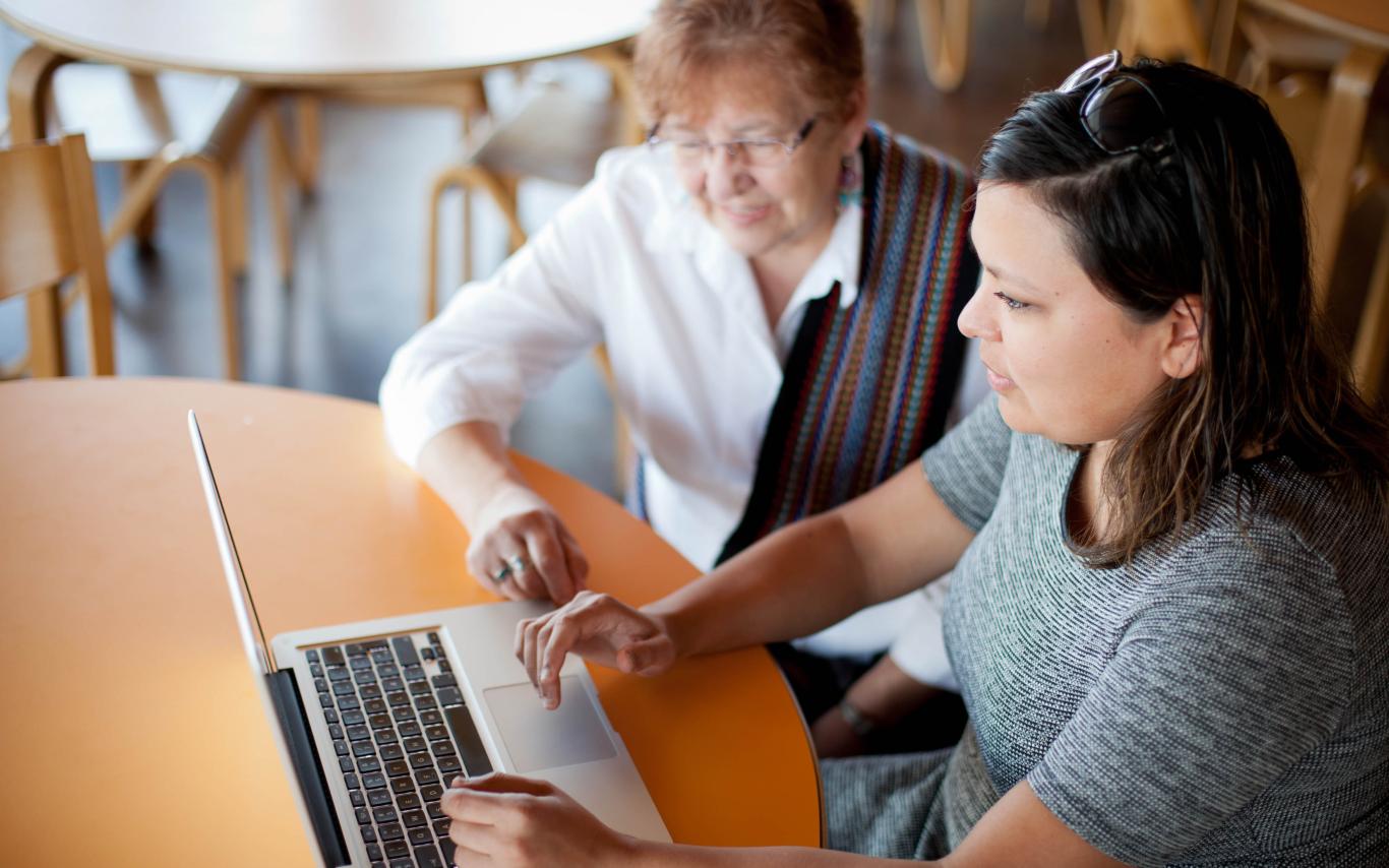 A student of VIU's First Nations/Aboriginal Housing Manager program providing advice to an elderly woman